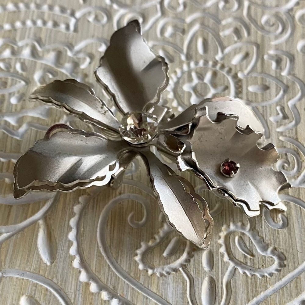 VINTAGE floral silver tone brooch